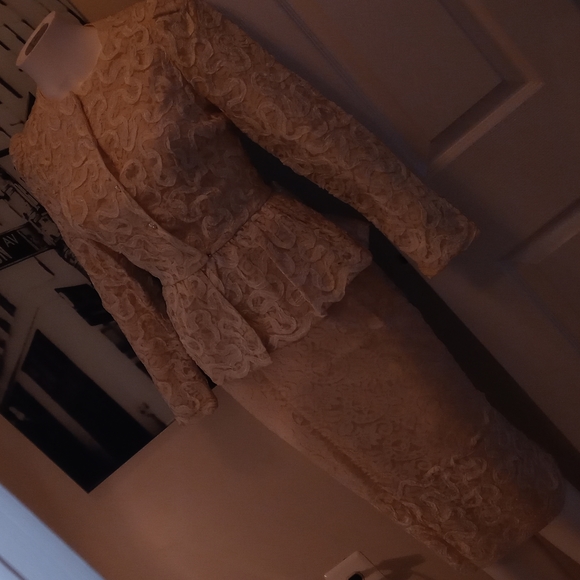 Lace skirt suit - Picture 3 of 6